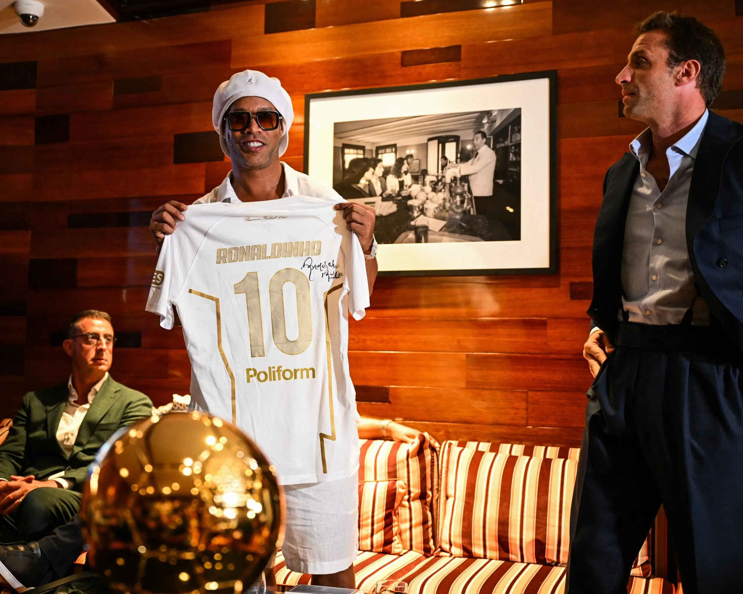 Ronaldinho signs for Ravenna
