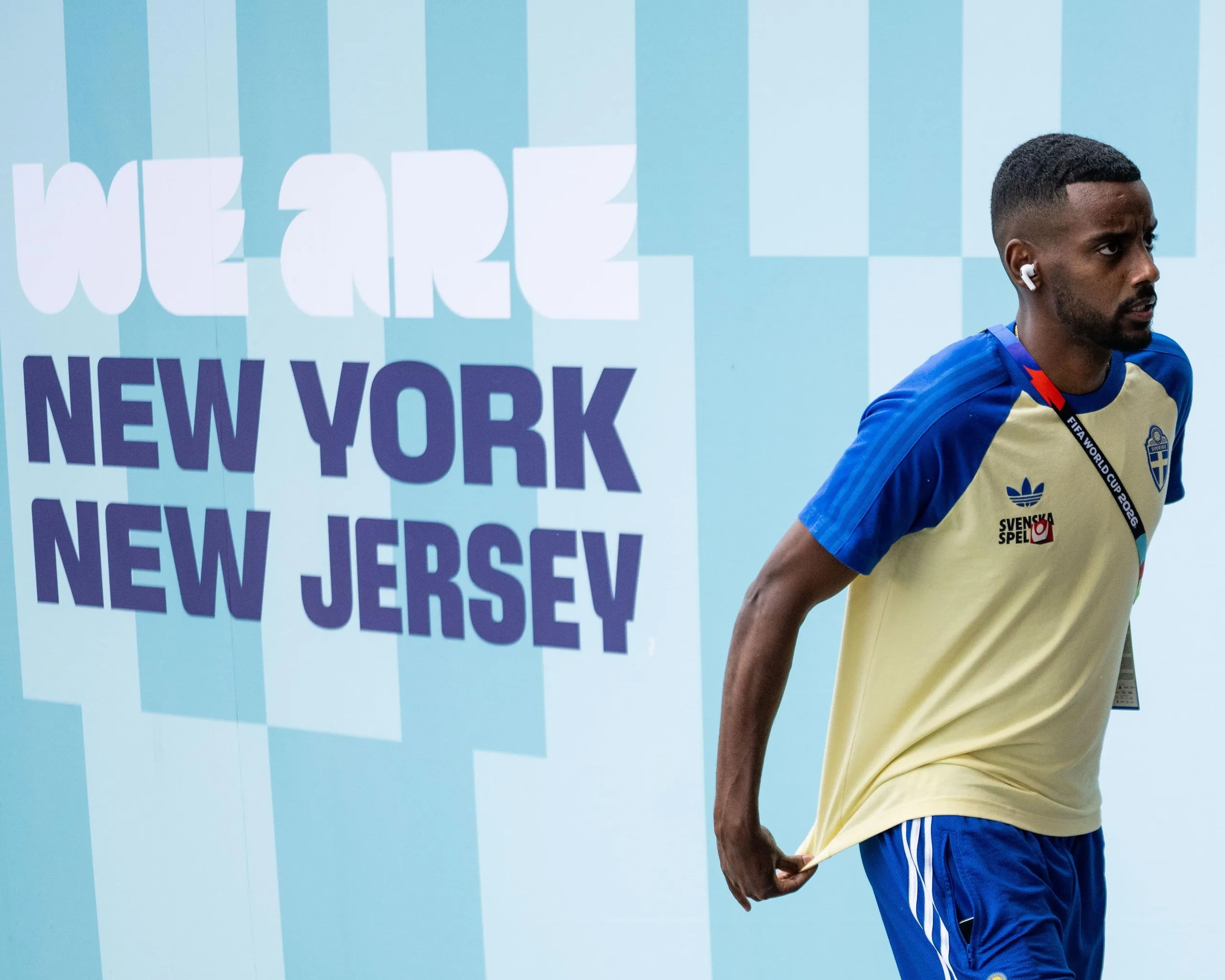 Alexander Isak walks into the stadium.