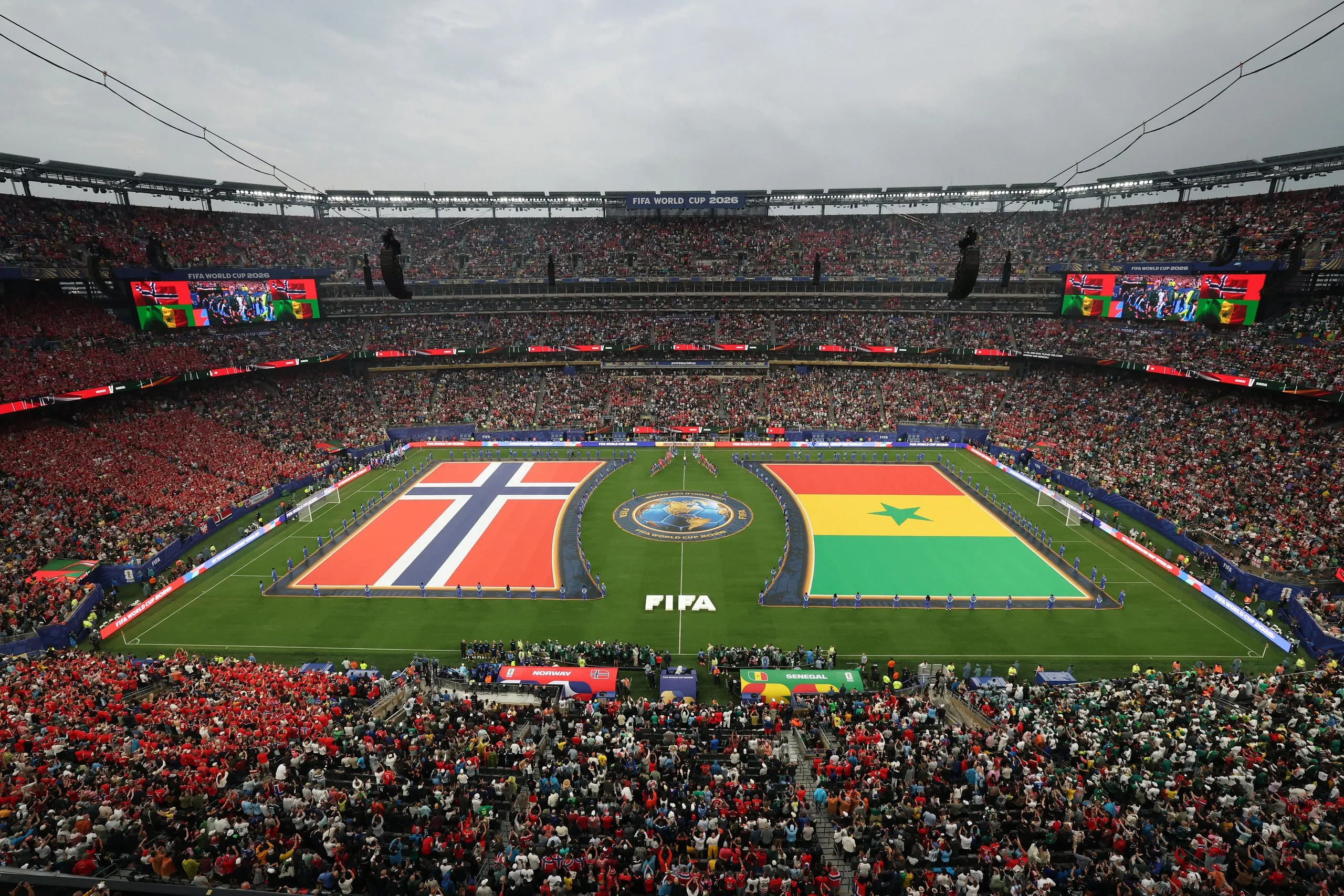 Norway and Senegal flags are displayed on the pitch