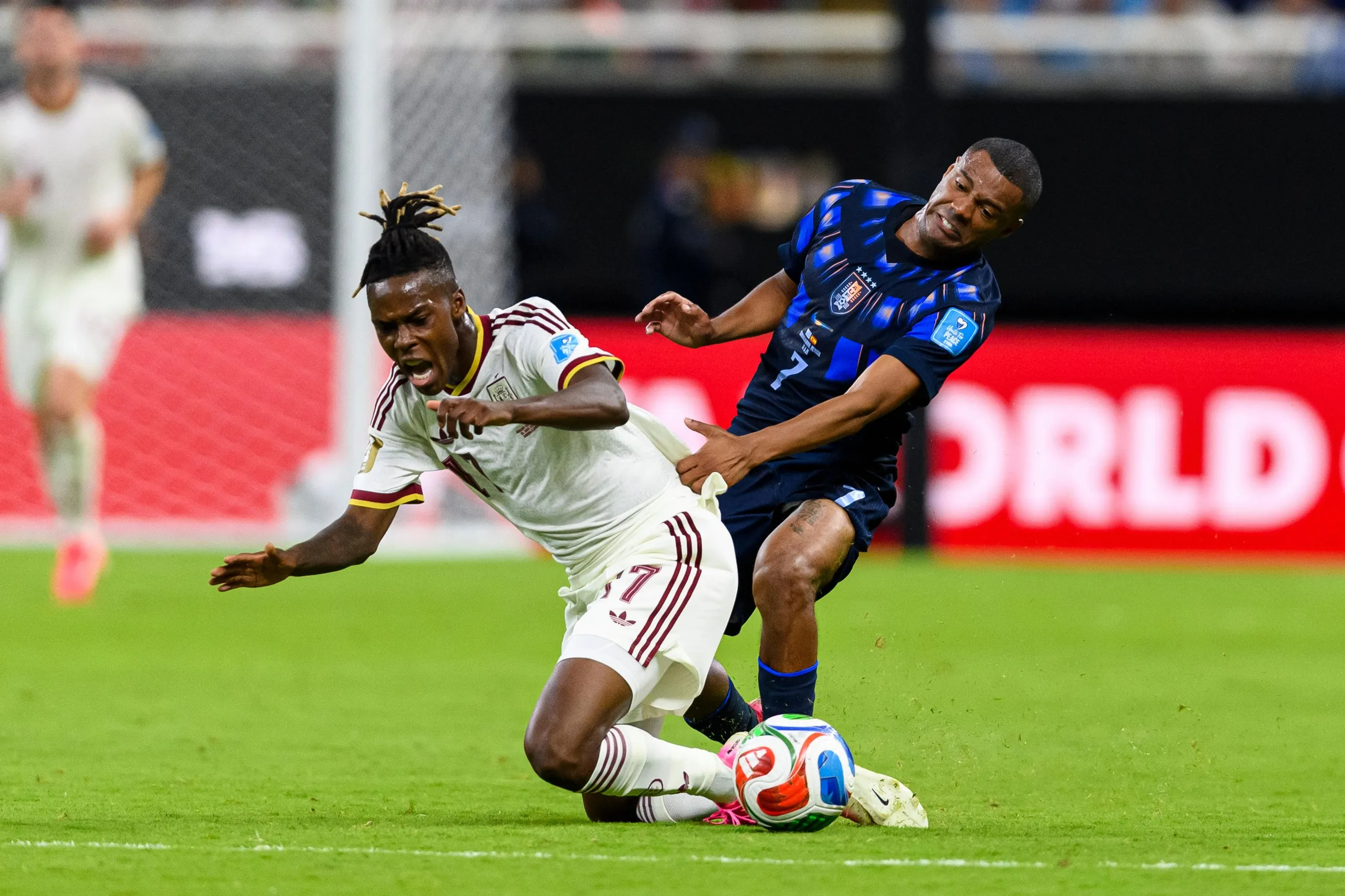 Spain’s Nico Williams is challenged by Nicolás de la Cruz of Uruguay.
