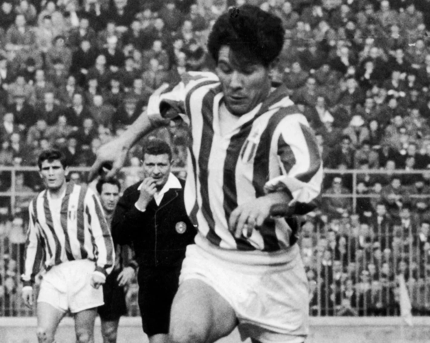 Omar Sivori in action for Juventus on 25 February 1962