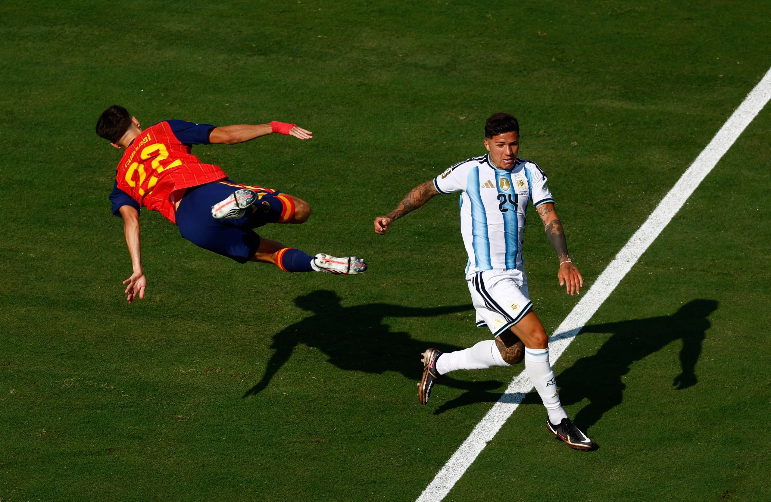 Enzo Fernández fouls Pau Cubarsí.