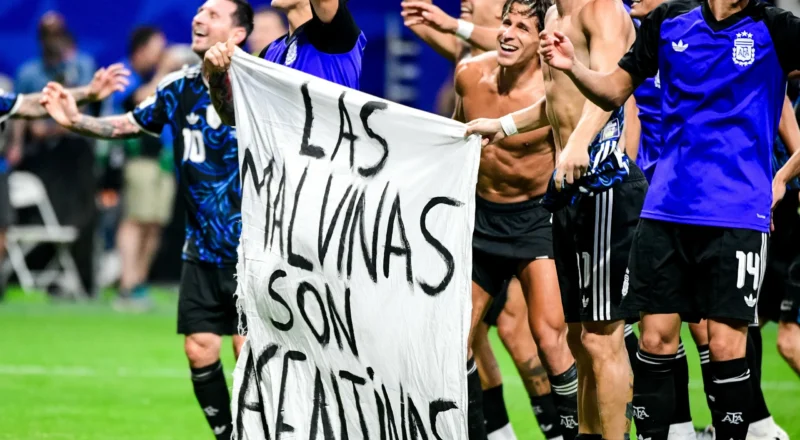 Keir Starmer wants Fifa investigation into Argentina players who held Falklands banner